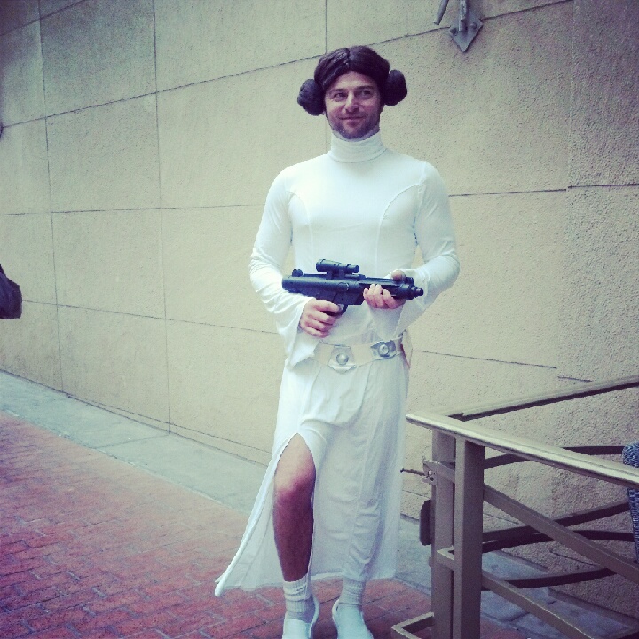 Comic-Con - Star Wars cosplay - dude Leia